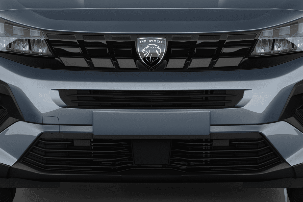 Kühlergrill eines Peugeot e-Rifter