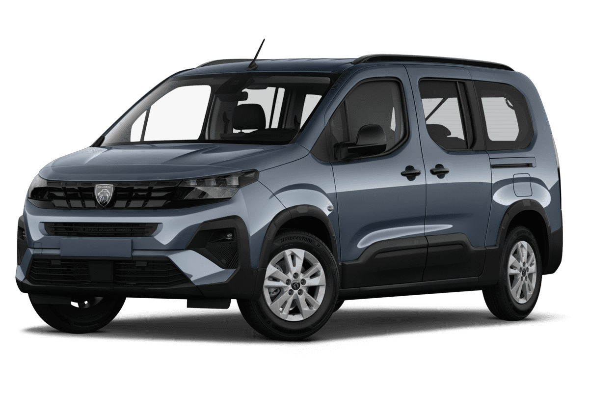 Tiefe, schräge Heckansicht eines Peugeot e-Rifter, freigestellt