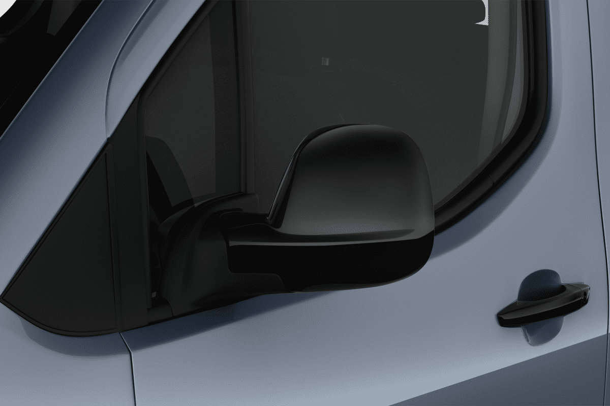 Rückspiegel eines Peugeot e-Rifter