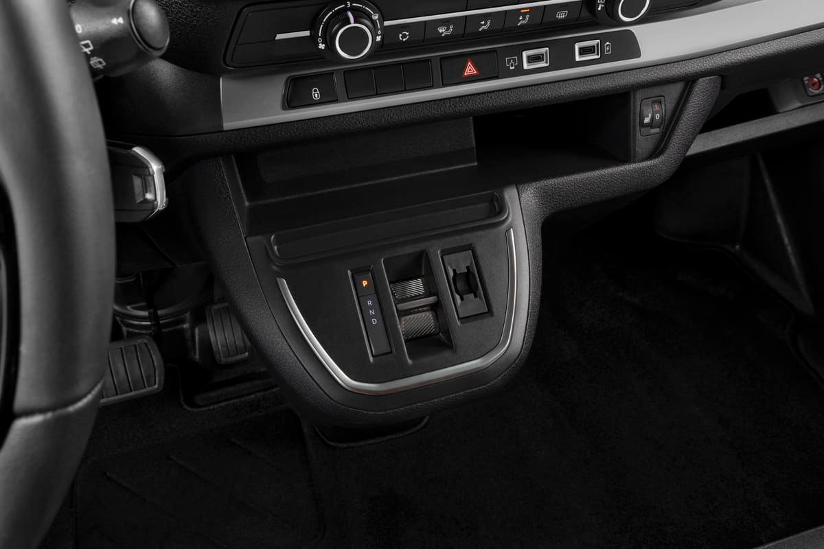 Schaltknüppel eines Peugeot Expert verglaster Kastenwagen