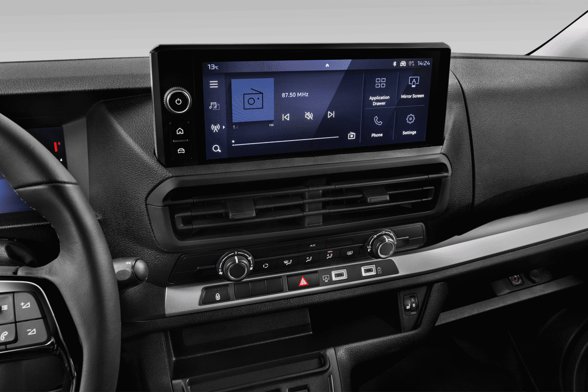 Mittelkonsole eines Peugeot Expert verglaster Kastenwagen