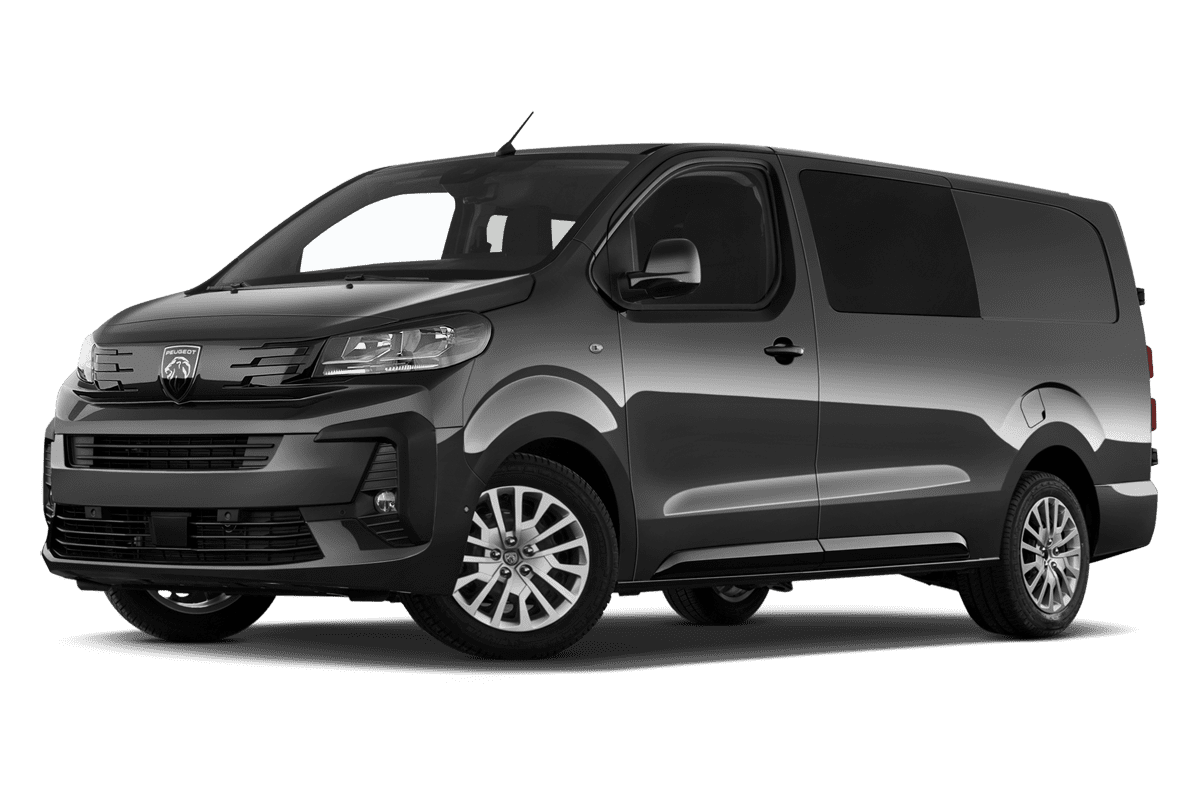 Tiefe, schräge Heckansicht eines Peugeot Expert verglaster Kastenwagen, freigestellt