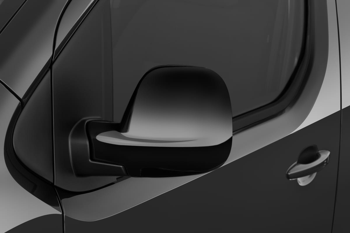 Rückspiegel eines Peugeot Expert verglaster Kastenwagen