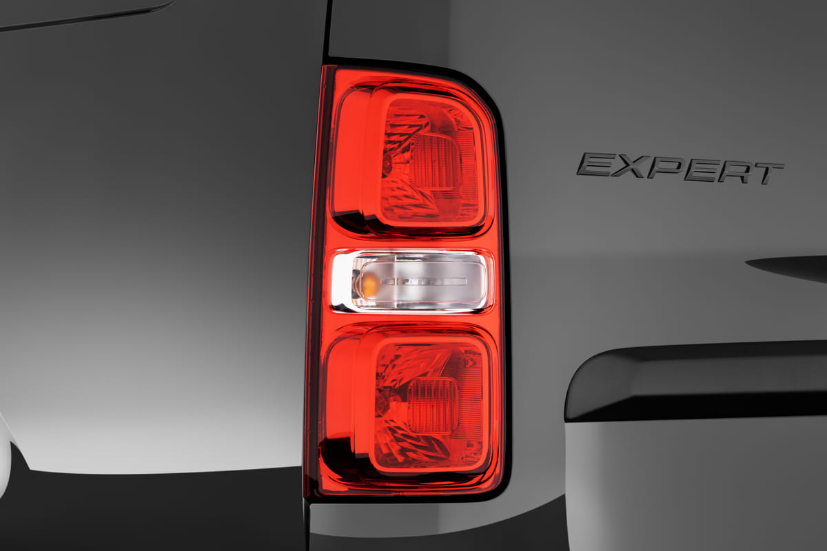 Heckleuchten eines Peugeot Expert verglaster Kastenwagen