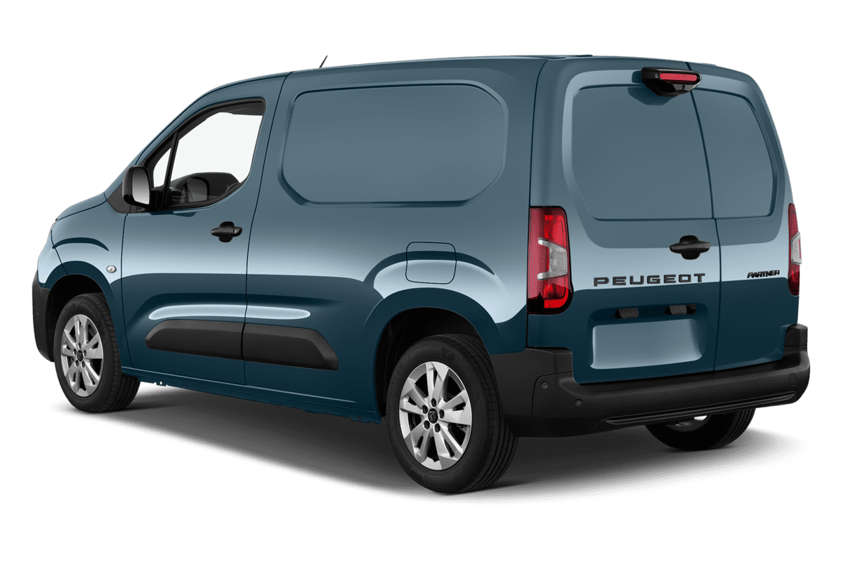 Schräge Heckansicht eines Peugeot Partner Kastenwagen, freigestellt