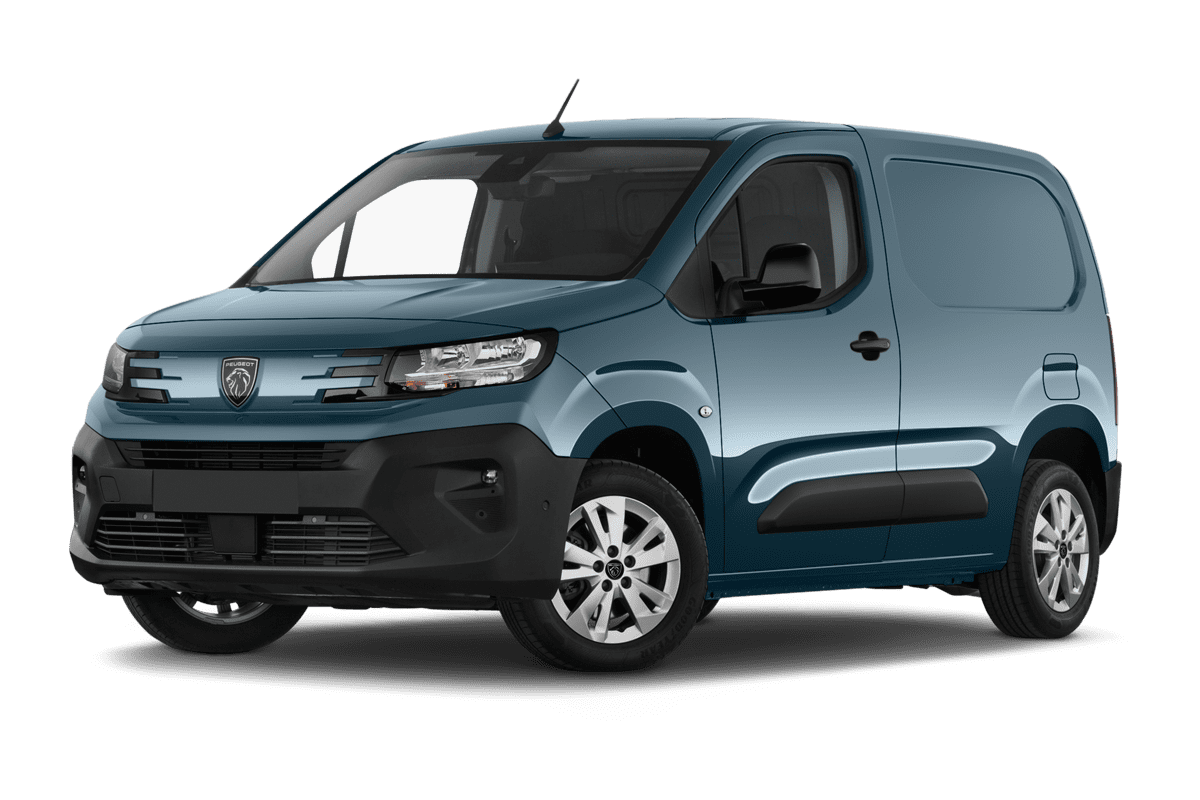 Tiefe, schräge Heckansicht eines Peugeot Partner Kastenwagen, freigestellt