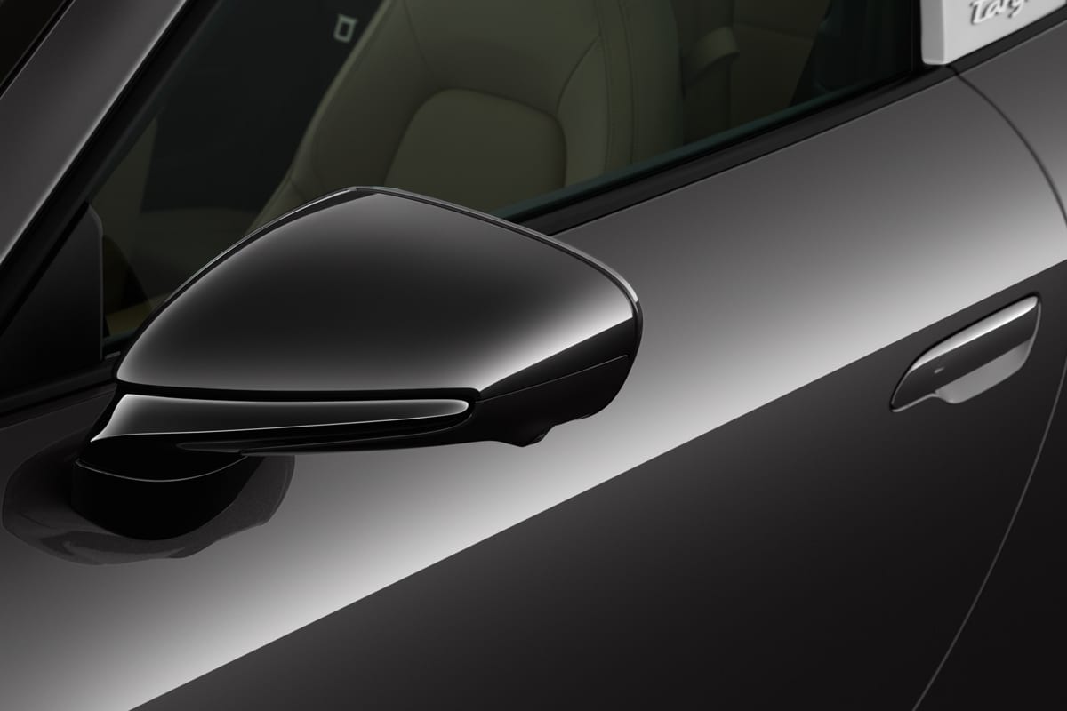 Rückspiegel eines Porsche 911 Targa