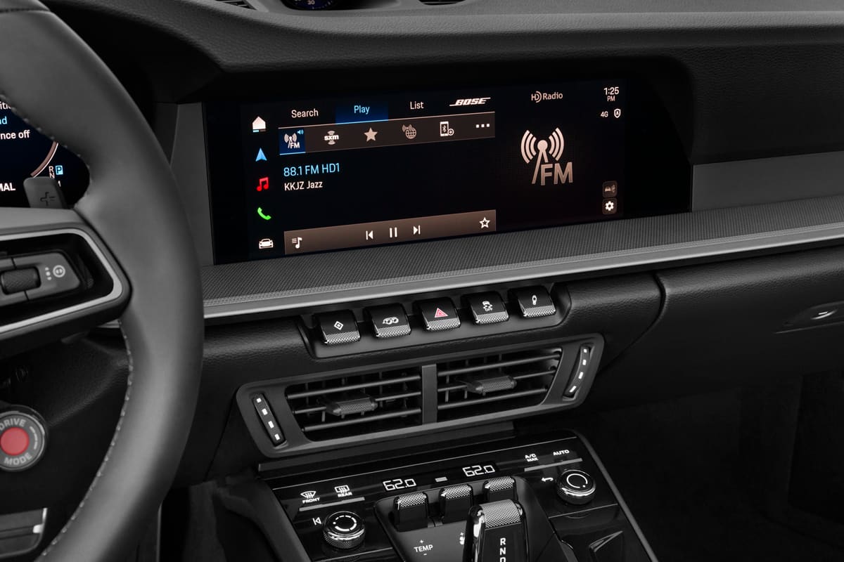 Audiosystem eines Porsche 911 (KI-generiert)