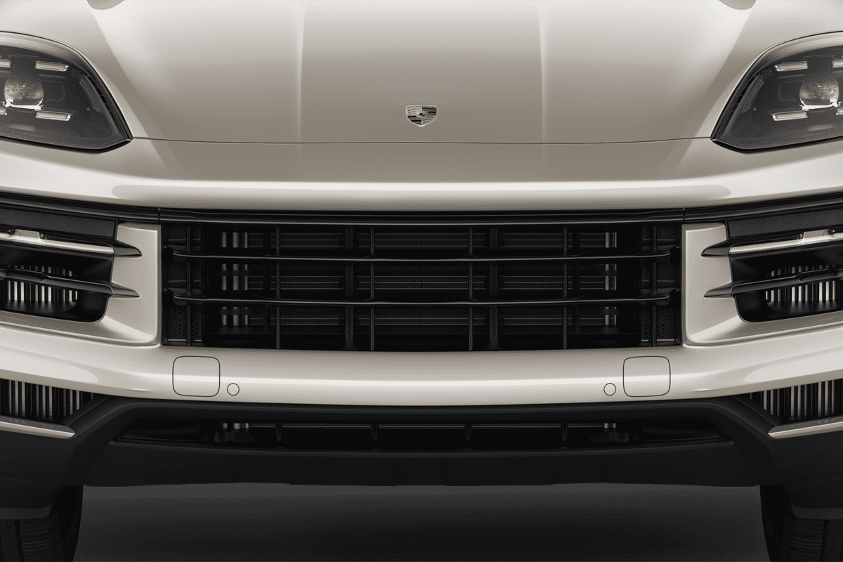 Kühlergrill eines Porsche Cayenne