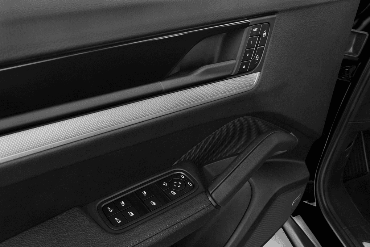 Türsteuerung eines Porsche Cayenne Black Edition Plug-in-Hybrid