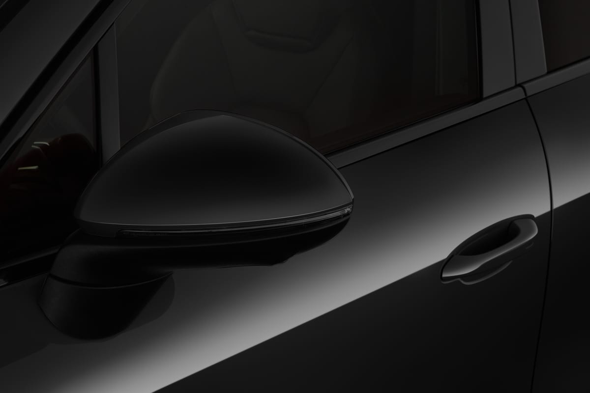 Rückspiegel eines Porsche Cayenne Black Edition Plug-in-Hybrid