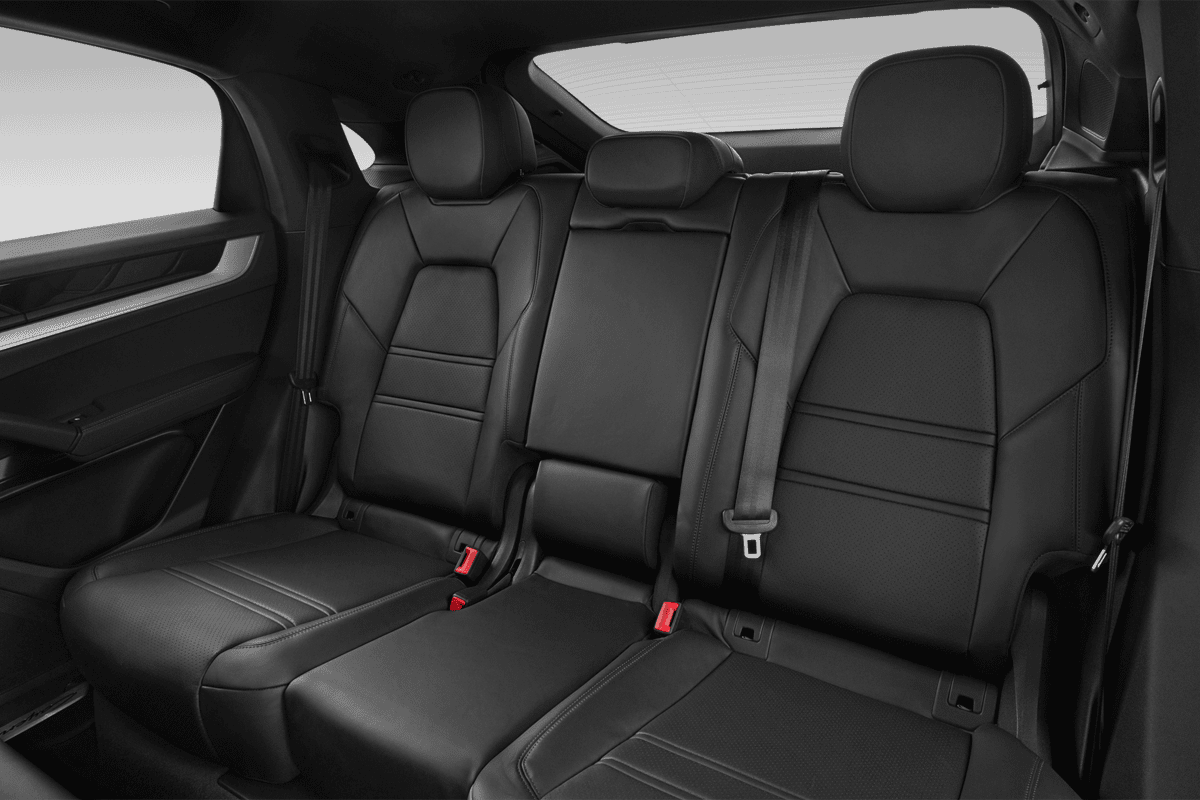 Rücksitzbank eines Porsche Cayenne Black Edition Plug-in-Hybrid