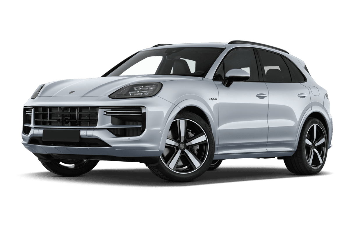 Tiefe, schräge Heckansicht eines Porsche Cayenne Plug-in-Hybrid, freigestellt