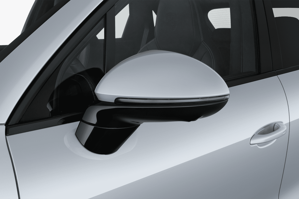 Rückspiegel eines Porsche Cayenne Plug-in-Hybrid