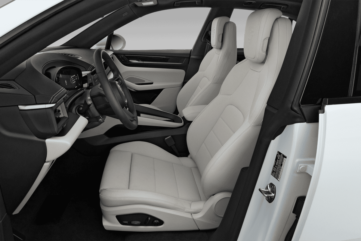 Vordersitze eines Porsche Macan BEV
