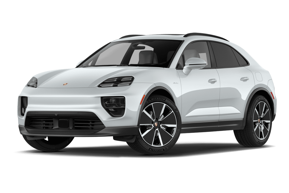 Tiefe, schräge Heckansicht eines Porsche Macan BEV , freigestellt