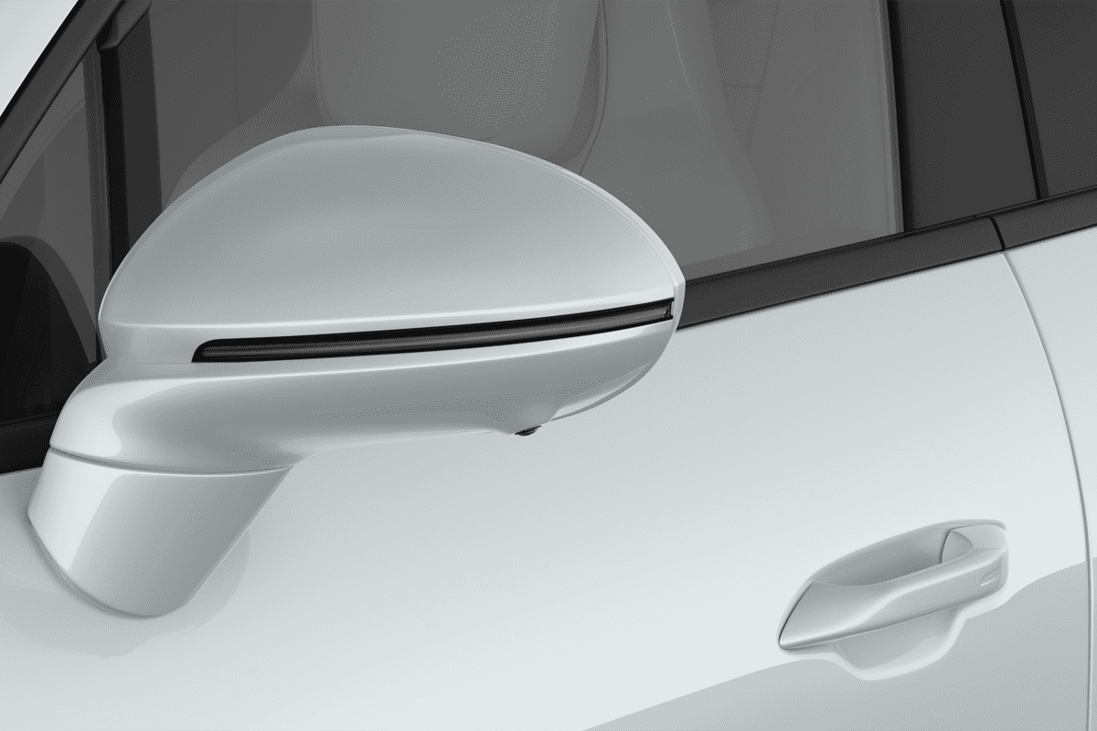 Rückspiegel eines Porsche Macan BEV