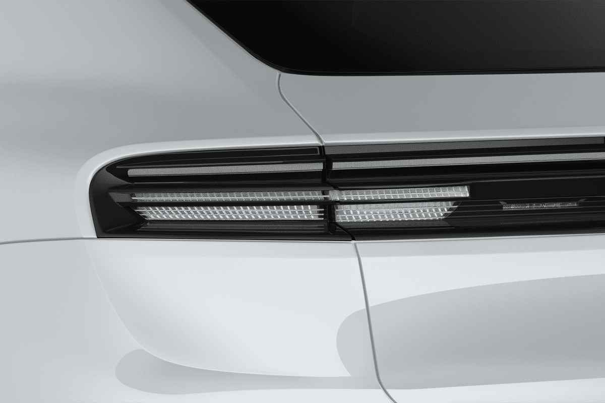 Heckleuchten eines Porsche Macan BEV