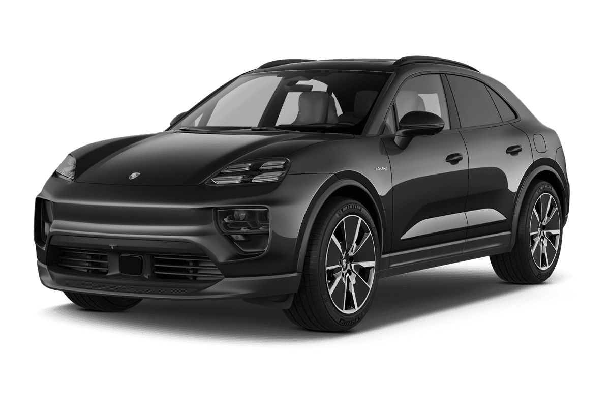 Schräge Frontansicht eines Porsche Macan BEV , freigestellt