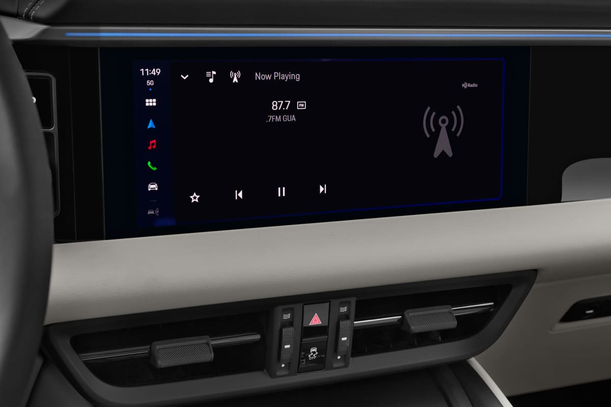 Audiosystem eines Porsche Macan BEV  (KI-generiert)
