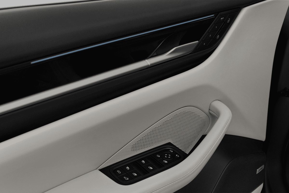Türsteuerung eines Porsche Macan BEV  (KI-generiert)