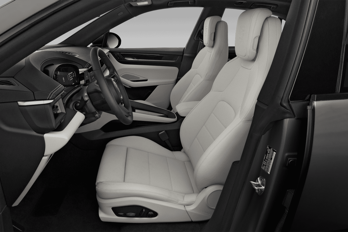 Vordersitze eines Porsche Macan BEV  (KI-generiert)