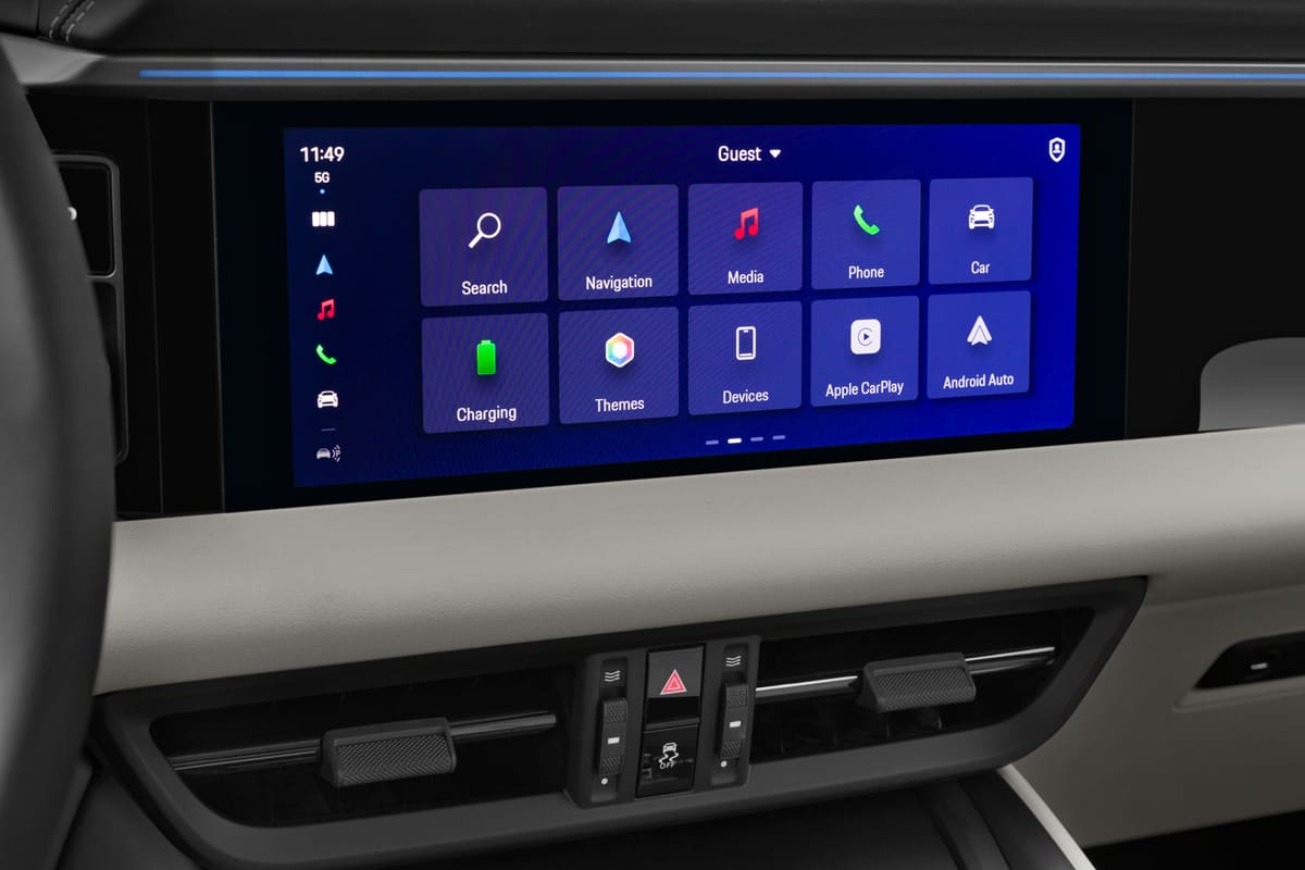 Mittelkonsole eines Porsche Macan BEV  (KI-generiert)