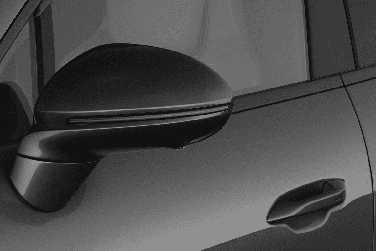 Rückspiegel eines Porsche Macan BEV  (KI-generiert)