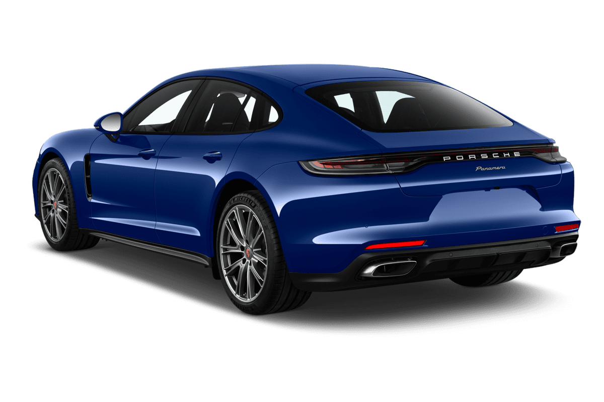 Schräge Heckansicht eines Porsche Panamera, freigestellt