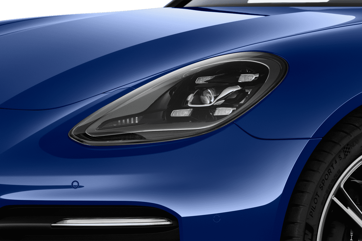 Frontscheinwerfer eines Porsche Panamera