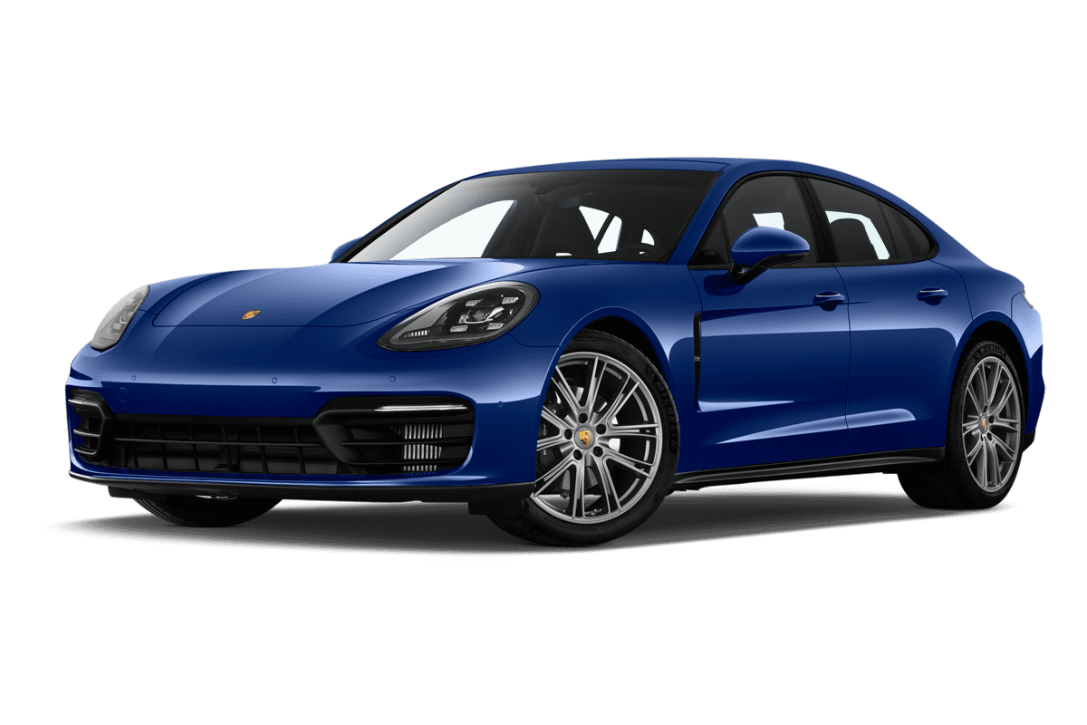 Tiefe, schräge Heckansicht eines Porsche Panamera, freigestellt