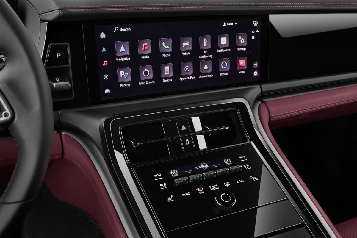 Mittelkonsole eines Porsche Panamera (KI-generiert)
