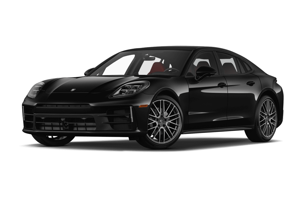 Tiefe, schräge Heckansicht eines Porsche Panamera, freigestellt (KI-generiert)