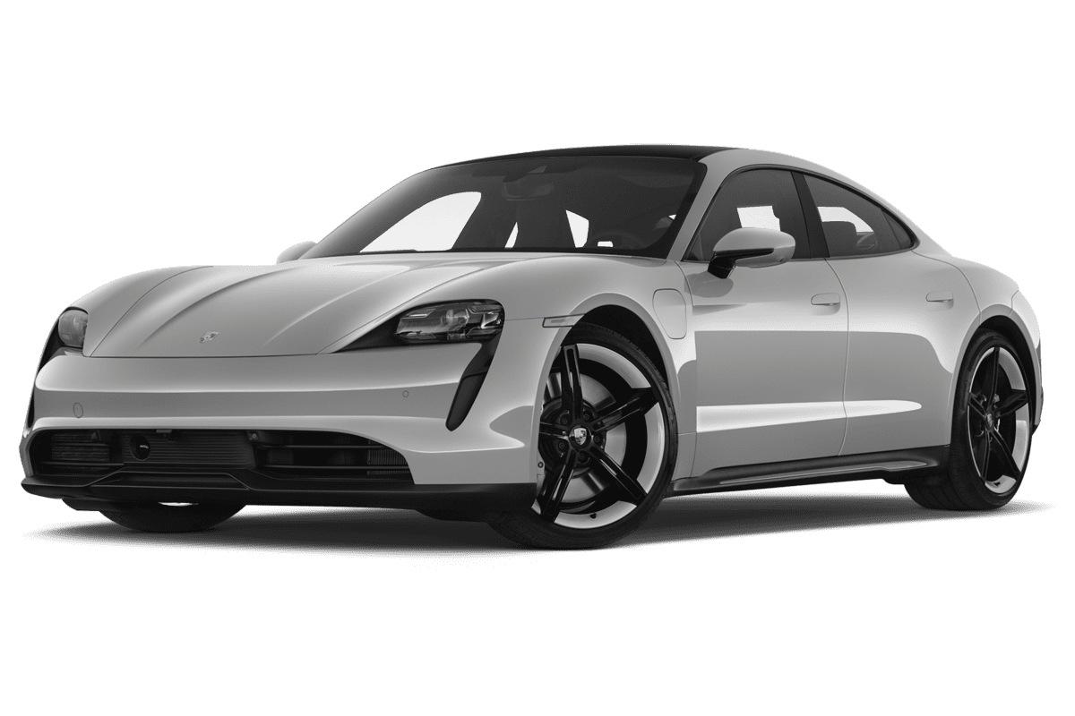 Tiefe, schräge Heckansicht eines Porsche Taycan, freigestellt