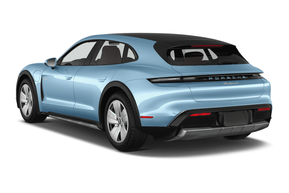Schräge Heckansicht eines Porsche Taycan Sport Turismo, freigestellt
