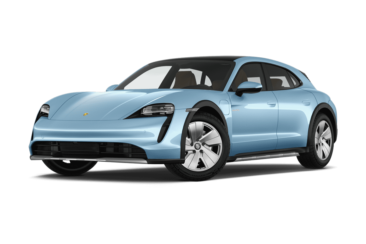 Tiefe, schräge Heckansicht eines Porsche Taycan Sport Turismo, freigestellt