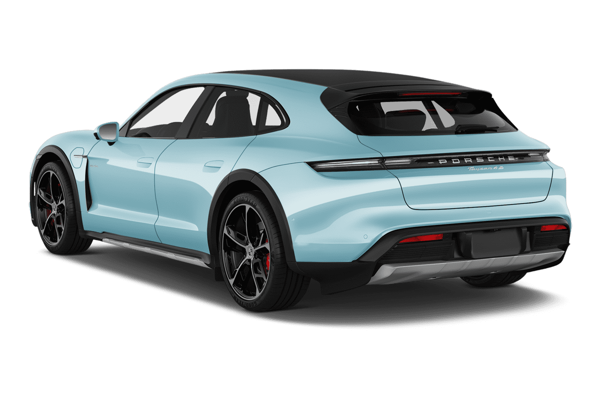 Schräge Heckansicht eines Porsche Taycan Cross Turismo, freigestellt