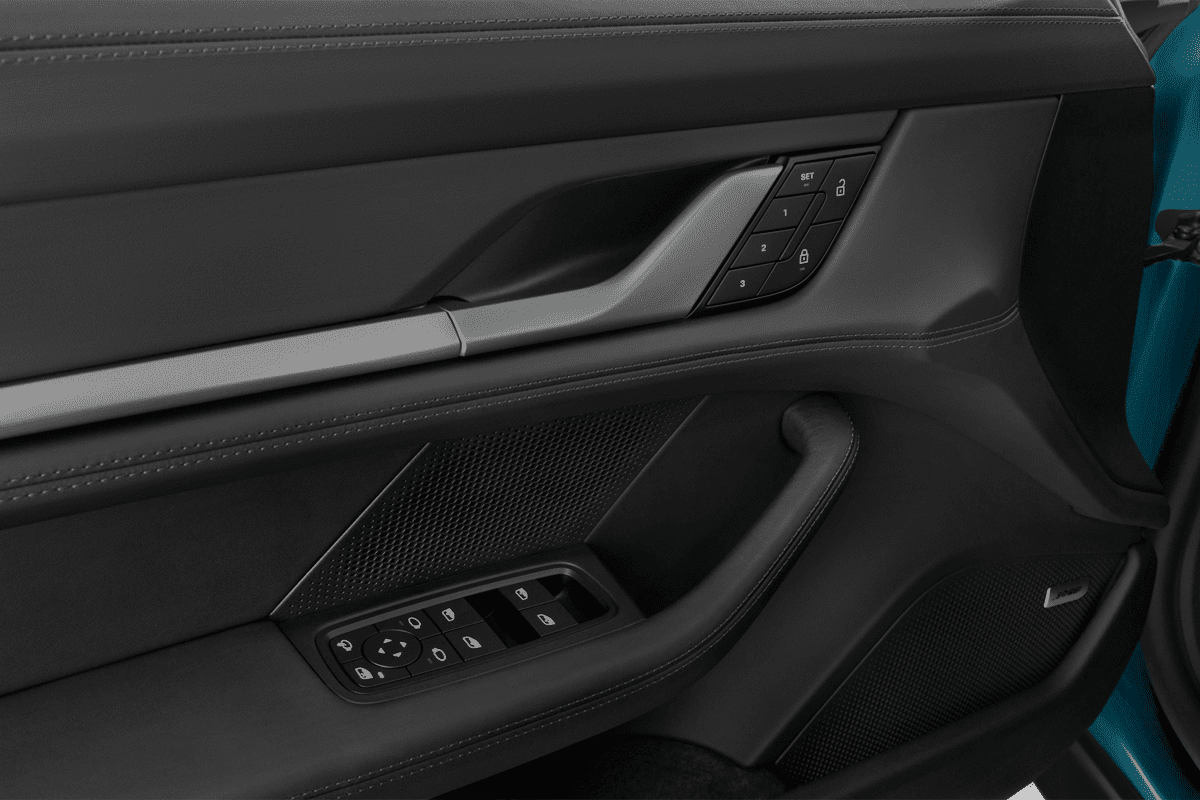 Türsteuerung eines Porsche Taycan Cross Turismo