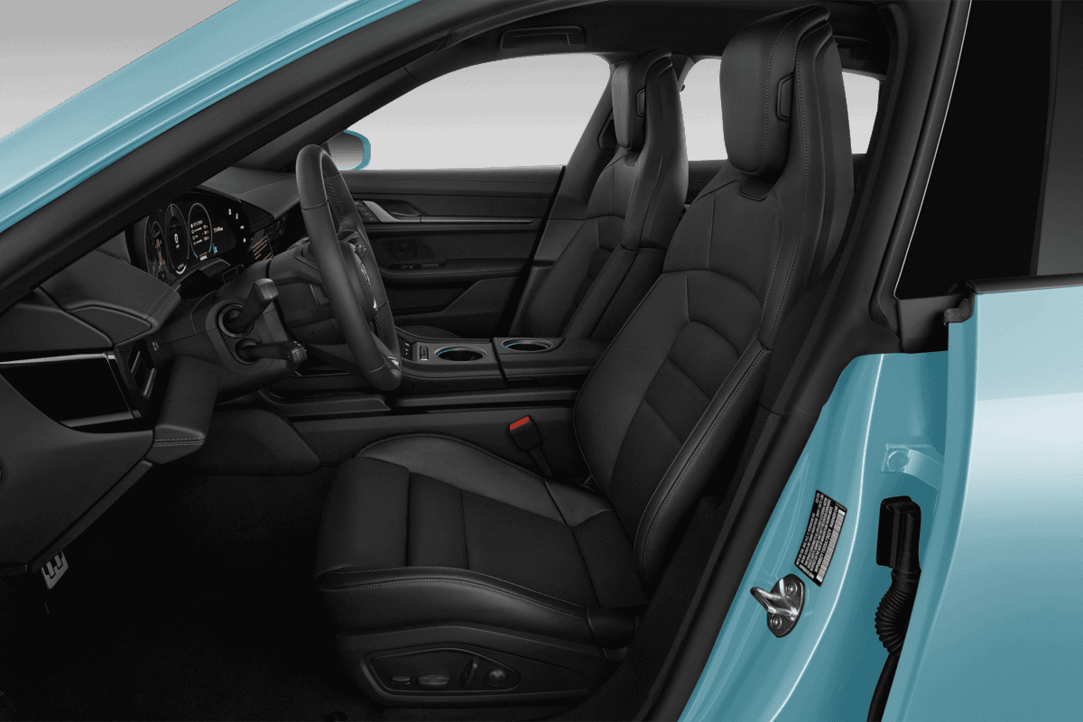 Vordersitze eines Porsche Taycan Cross Turismo