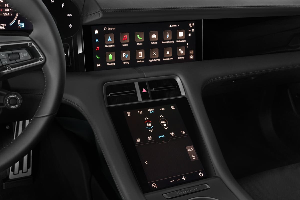 Mittelkonsole eines Porsche Taycan Cross Turismo