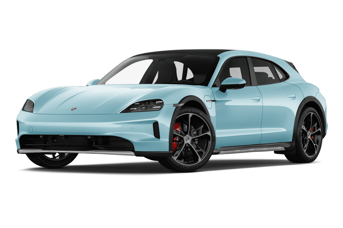 Tiefe, schräge Heckansicht eines Porsche Taycan Cross Turismo, freigestellt