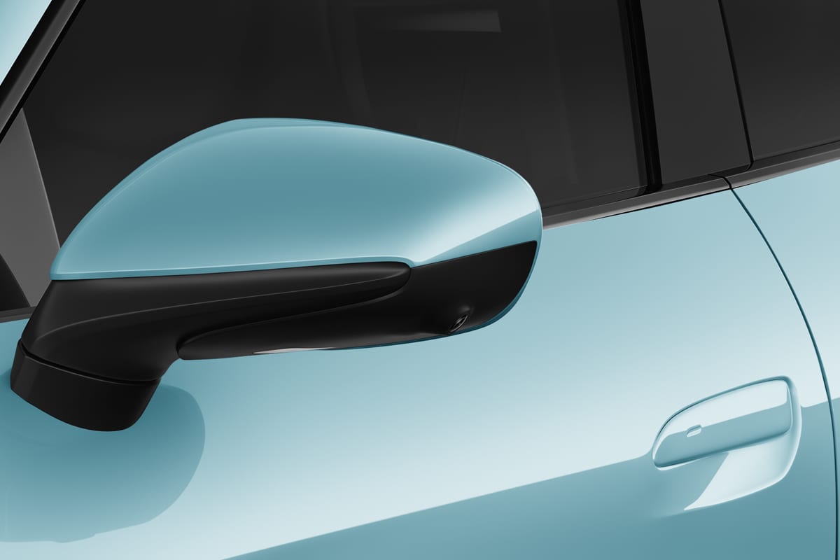 Rückspiegel eines Porsche Taycan Cross Turismo