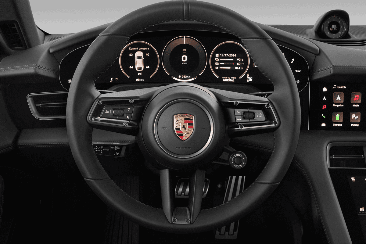 Lenkrad eines Porsche Taycan Cross Turismo