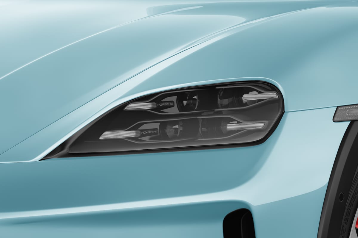 Frontscheinwerfer eines Porsche Taycan Cross Turismo (KI-generiert)