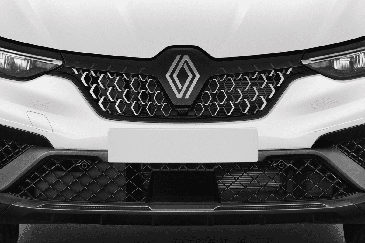 Kühlergrill eines Renault Arkana Hybrid