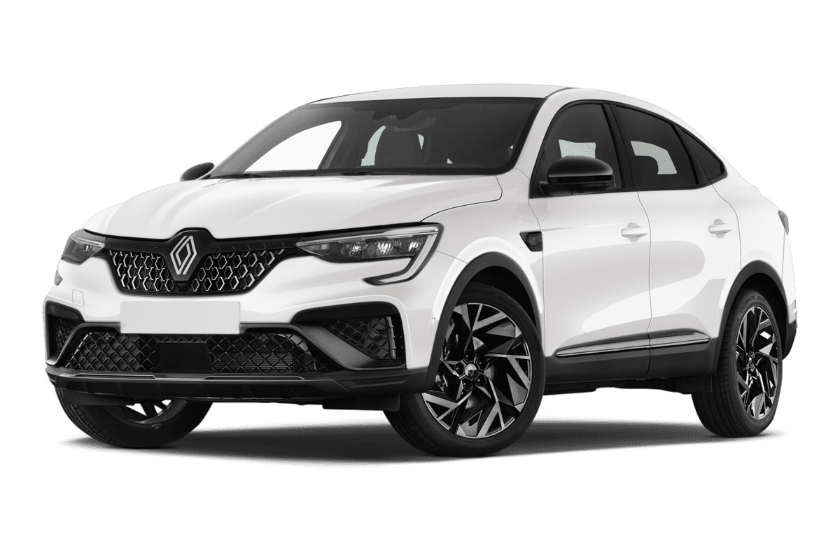 Tiefe, schräge Heckansicht eines Renault Arkana Hybrid, freigestellt