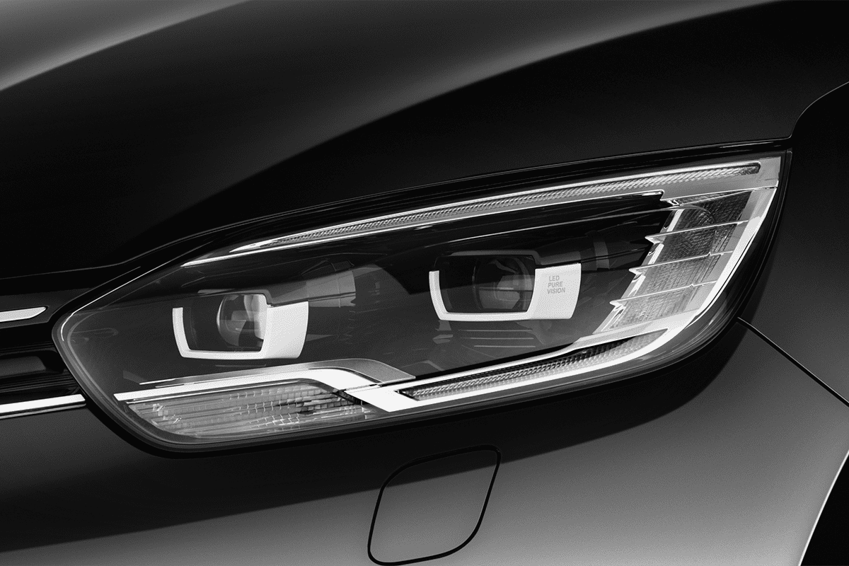 Frontscheinwerfer eines Renault Grand Scenic Black Edition 