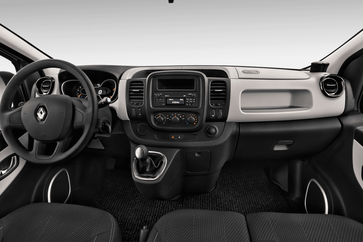 Armaturenbrett eines Renault Trafic Doppelkabine Kastenwagen 