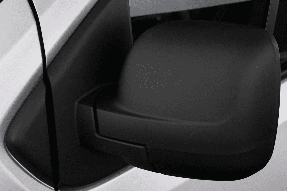 Rückspiegel eines Renault Trafic Doppelkabine Kastenwagen 