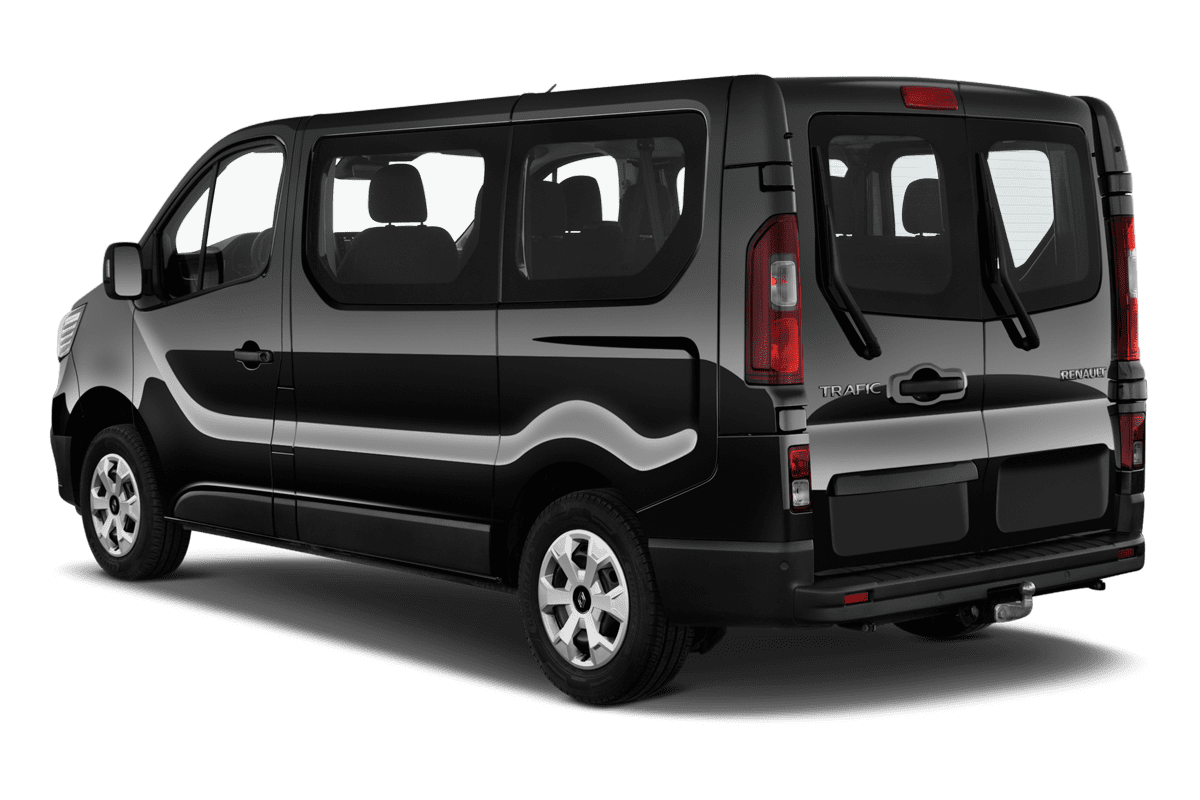Schräge Heckansicht eines Renault Trafic Kombi, freigestellt